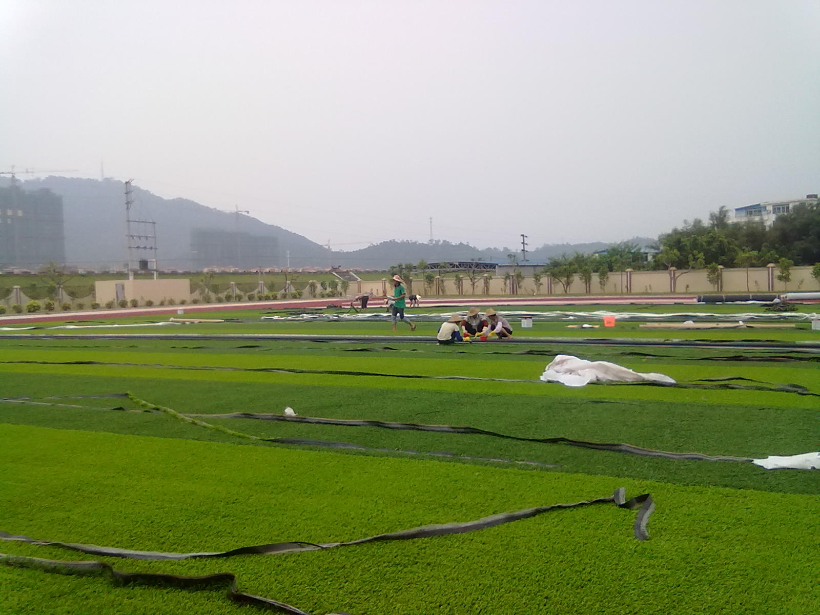 大型学校足球场人造草坪施工展示